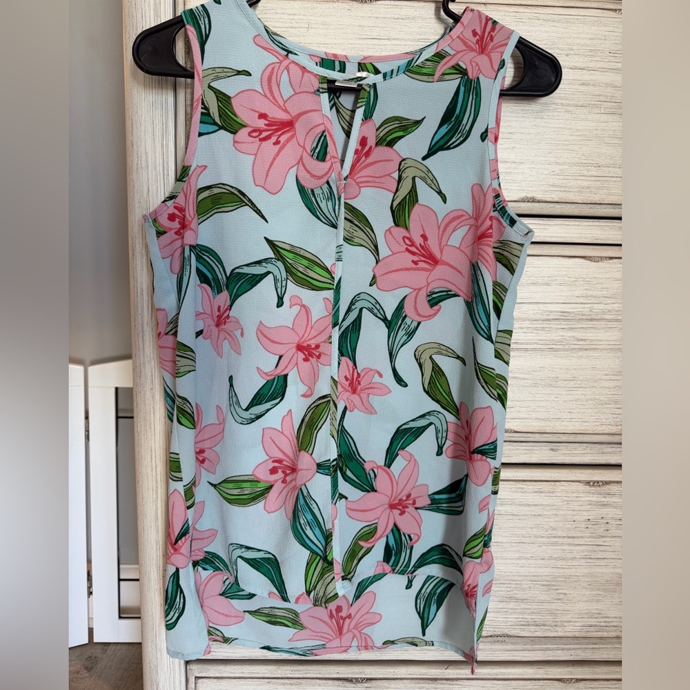 C&E Sleeveless Floral Keyhole Shell Top - Pink Floral on Light Blue xs